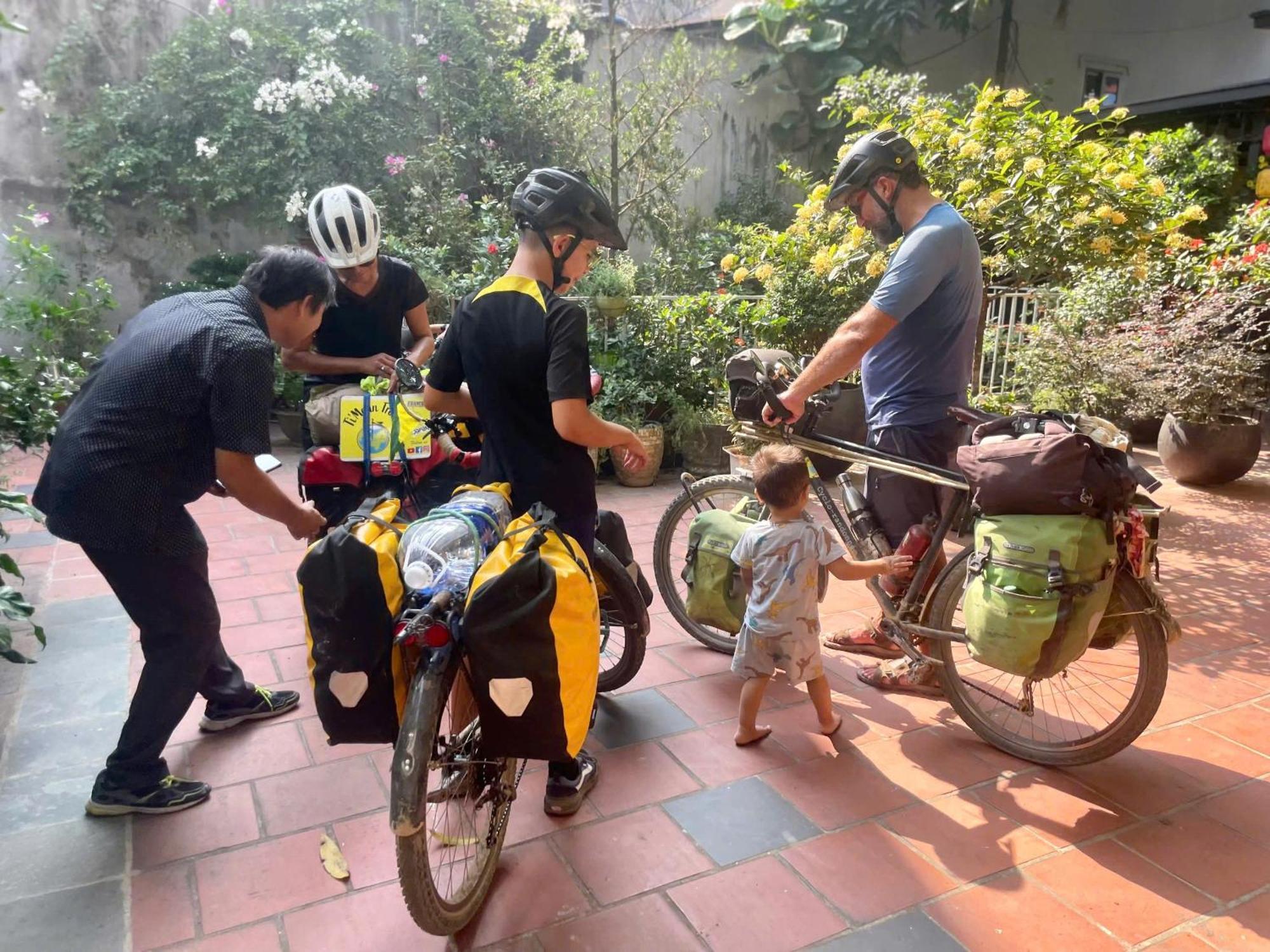 Lee Homestay Hanoi Buitenkant foto